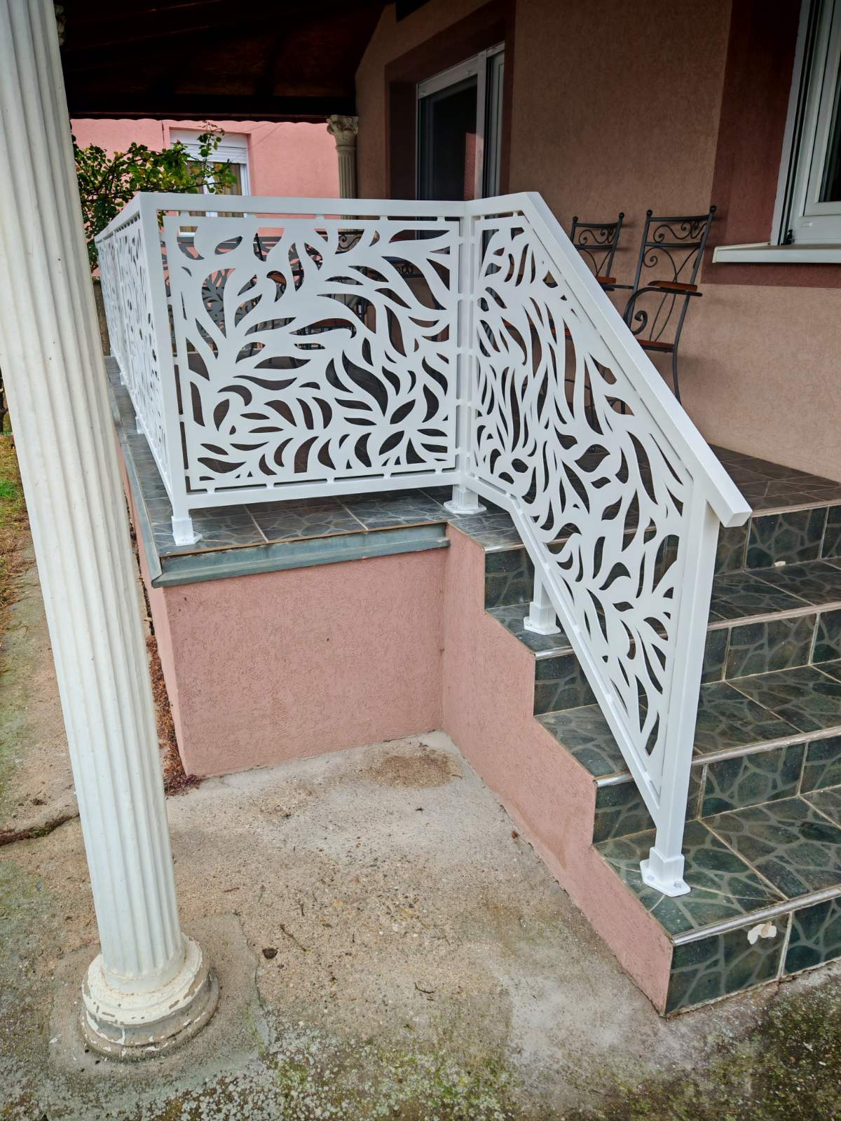 Beli metalni gelender sa organskim sečenim ornamentom