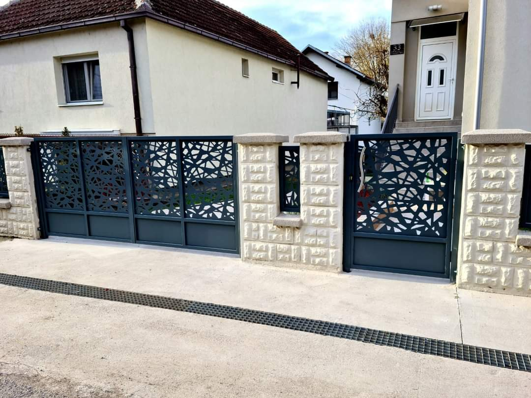 Dvorišna kapija sa tamnim ramom i organski laserski sečenim motivom