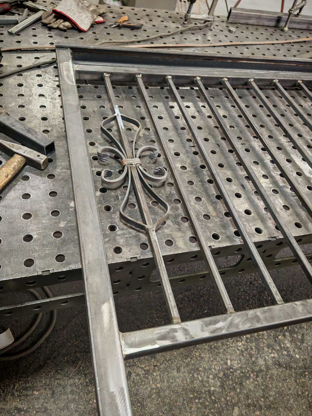Detalj izrade dekorativne metalne kapije na radnom stolu