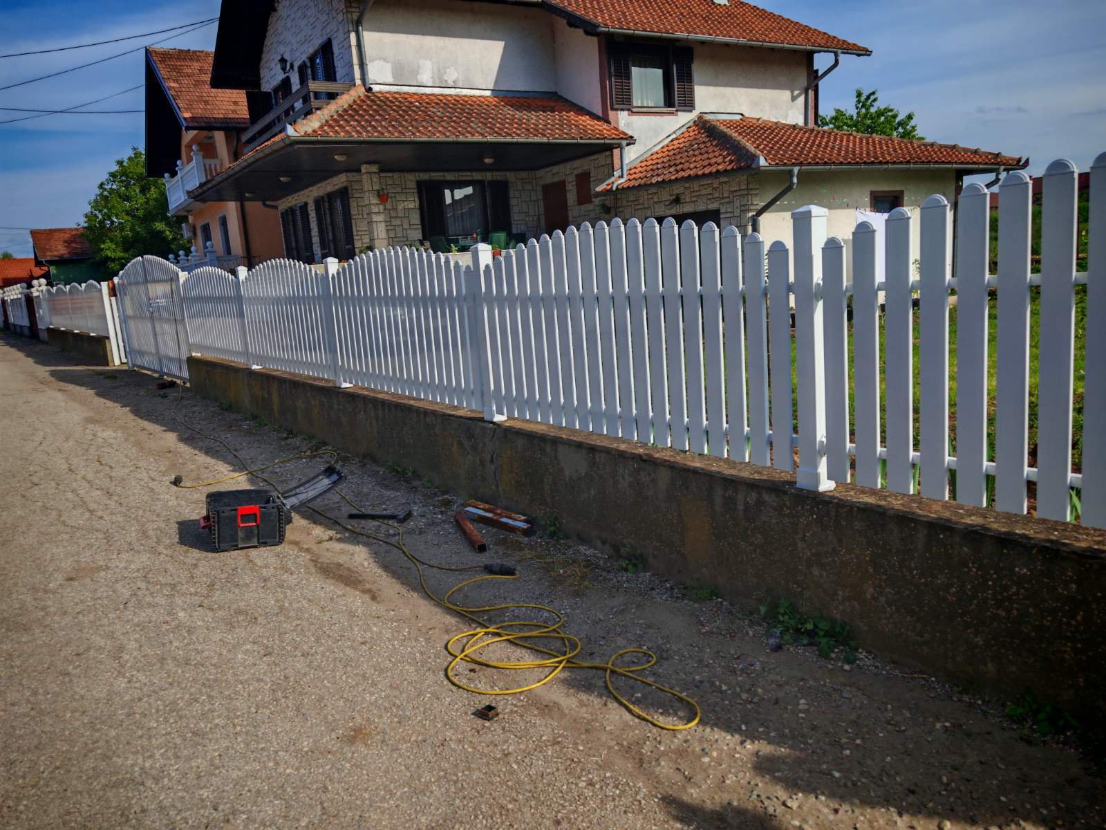 Bela dvorišna ograda i kapija duž cele parcele ispred kuće