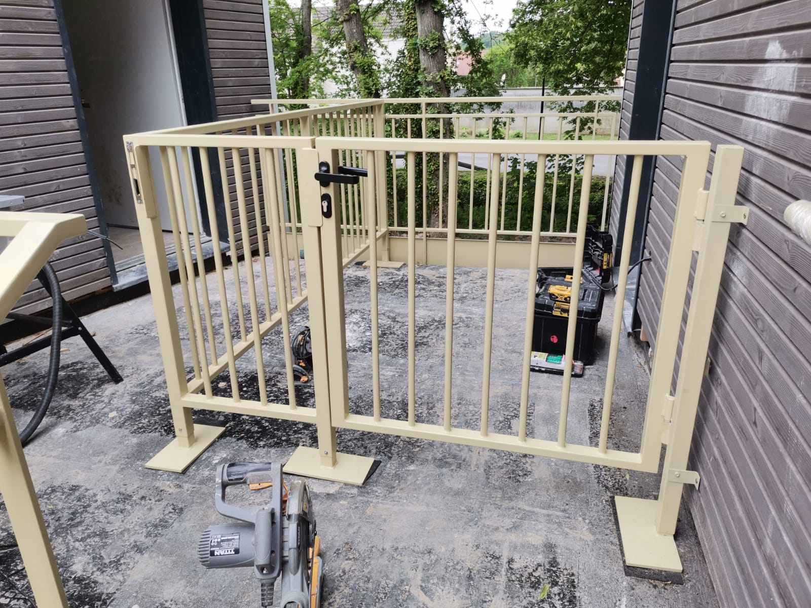 Krem metalna zaštitna kapija i ograda za prilaznu rampu