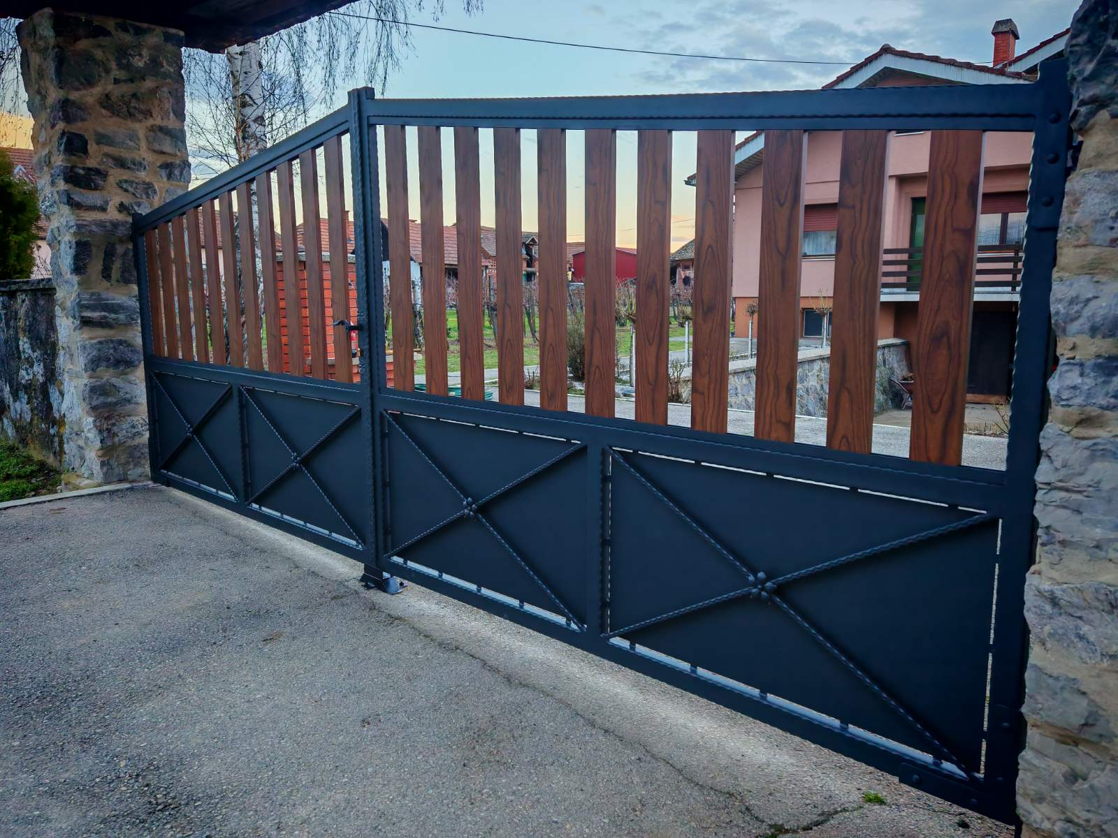 Velika dvorišna kapija sa dekorativnim donjim panelima i ispunom u dezenu drveta