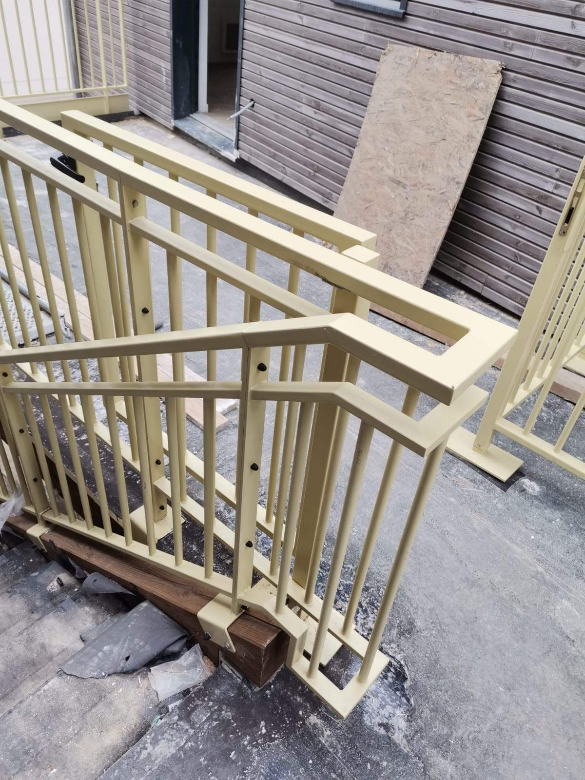 Detalj krem metalne ograde i rukohvata za prilaznu rampu