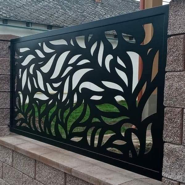 Crni dekorativni panel sa floralno-organskim laserskim sečenjem