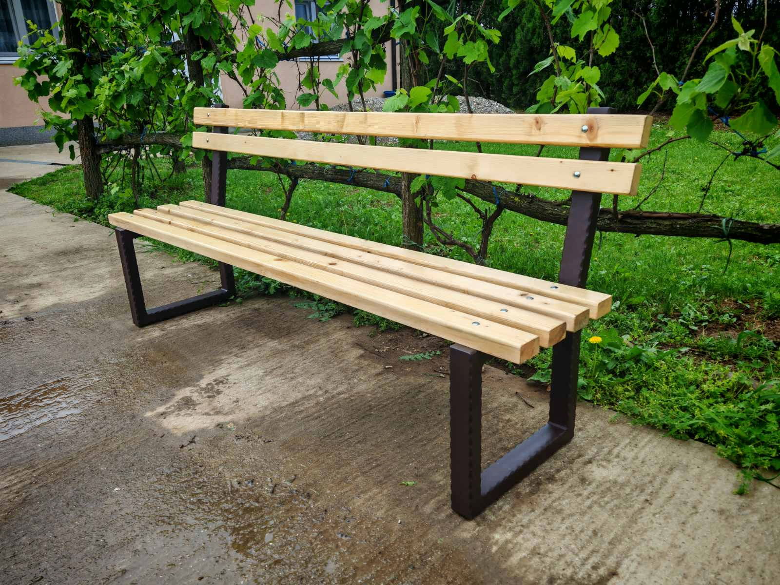 Baštenska klupa od metala i drveta izrađena po meri