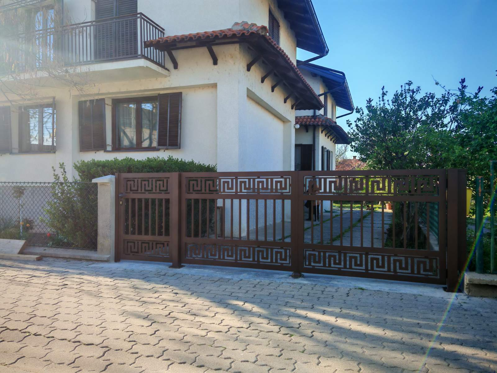Metalna kapija sa geometrijskim ornamentom