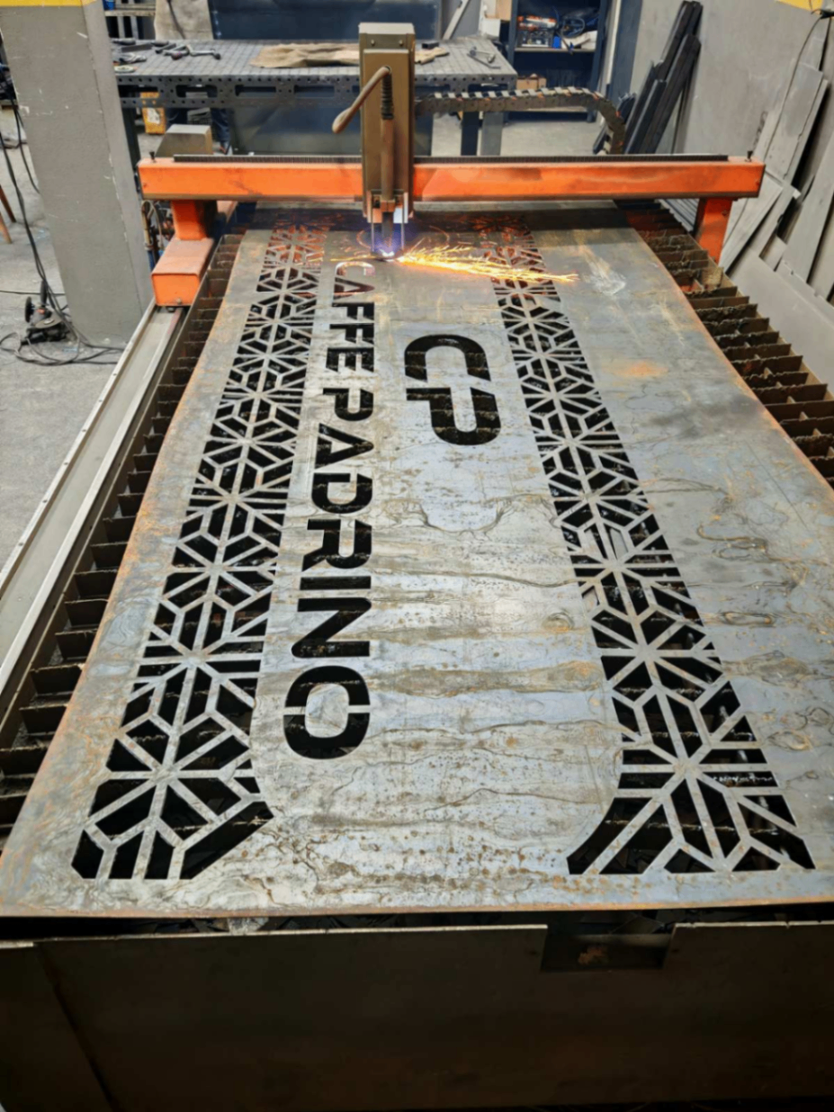 Lasersko sečenje dekorativnog metalnog panela sa natpisom na CNC stolu