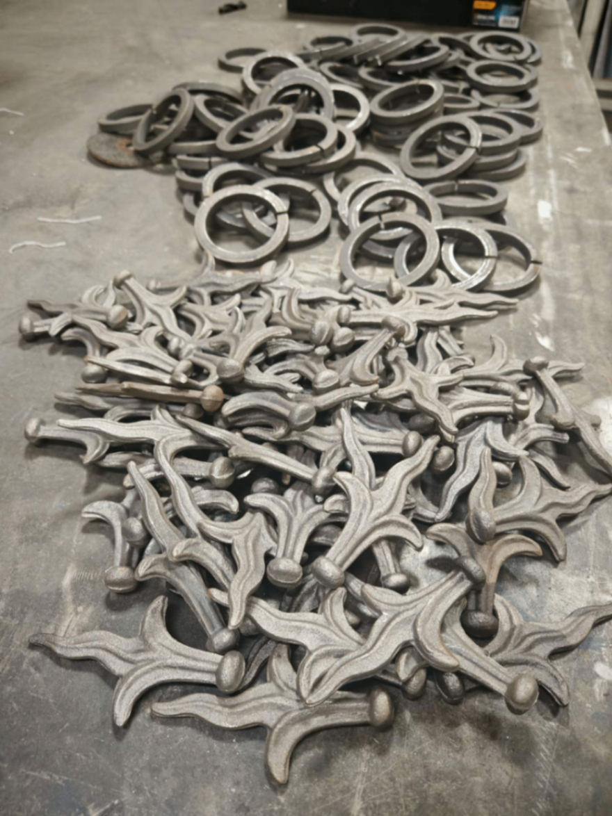 Dekorativni liveni metalni elementi i prstenovi pripremljeni za ugradnju