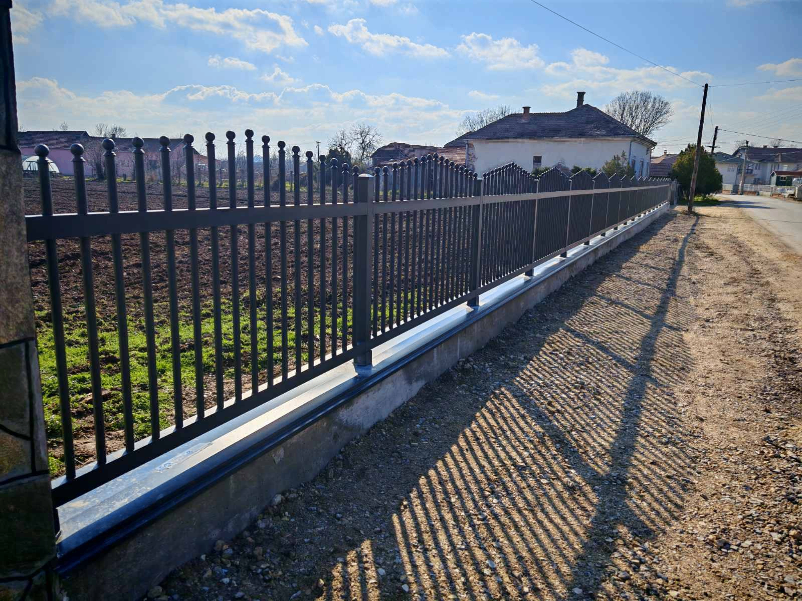 Antracit dvorišna ograda i klizna kapija duž ulice