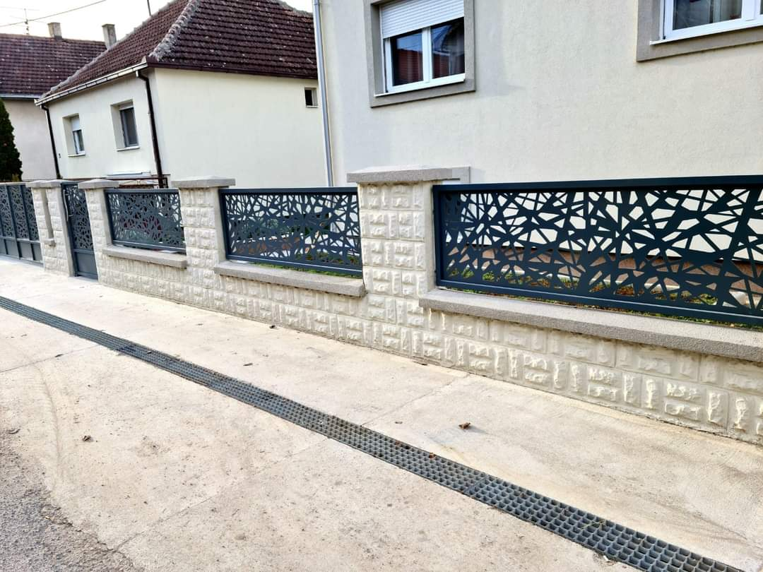 Ulična ograda sa segmentima od laserski sečenog organskog motiva
